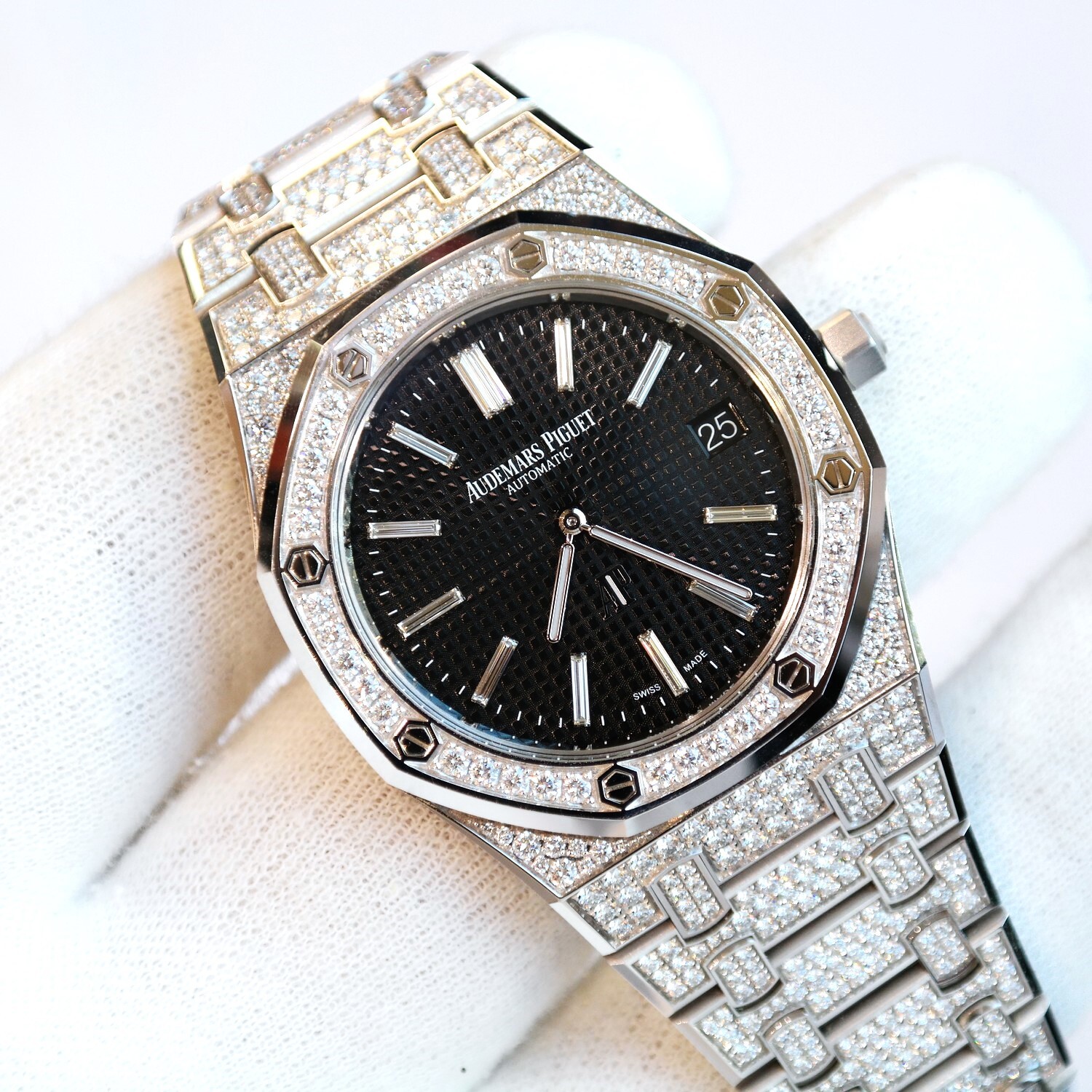 Pre-owned Audemars Piguet Royal Oak Jumbo Ultra Thin Black Dial Full Paved Diamond White Gold 39mm 15202BC.ZZ.1241BC.03