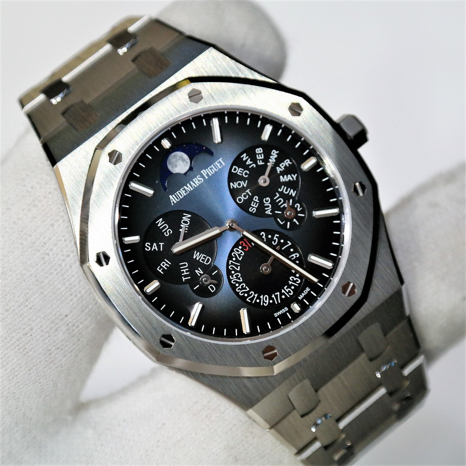 Pre-owned Audemars Piguet Royal Oak Perpetual Calendar Ultra Thin Blue Dial 41mm 26586IP.OO.1240IP.01