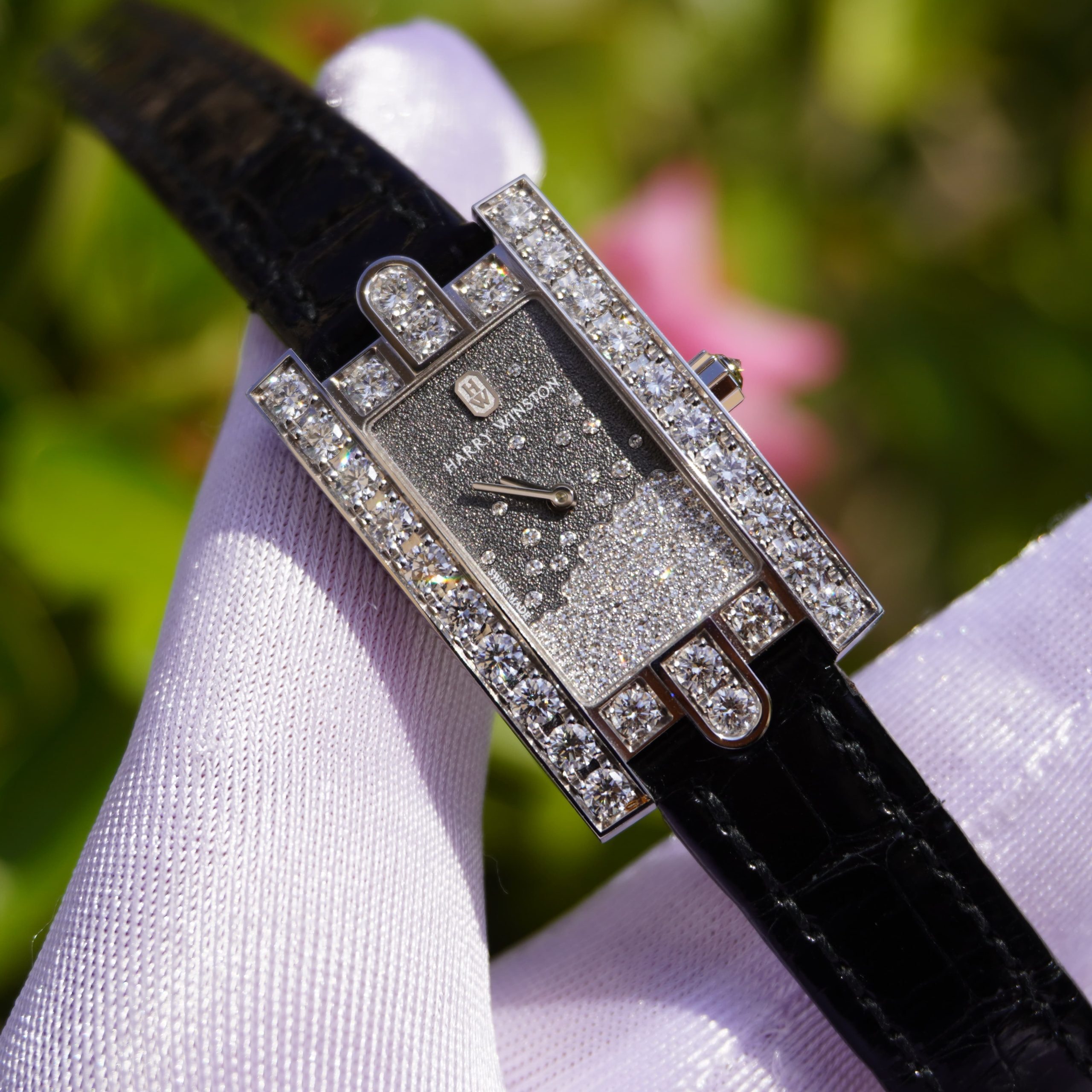Pre-Owned Harry Winston Avenue Classic Diamond Drops 21.4mm X 36.1mm White Gold Quartz AVEQHM21WW280