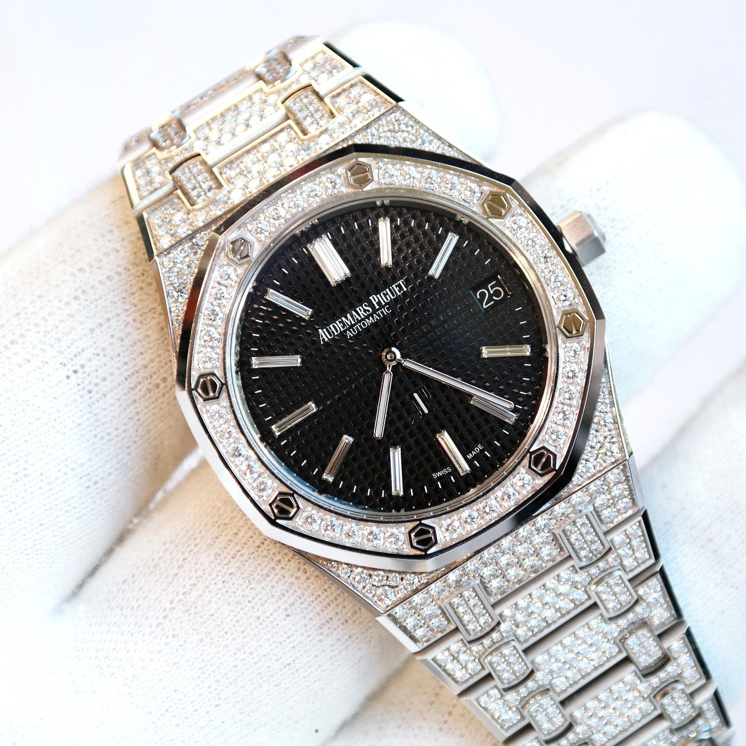 Pre-owned Audemars Piguet Royal Oak Jumbo Ultra Thin Black Dial Full Paved Diamond White Gold 39mm 15202BC.ZZ.1241BC.03